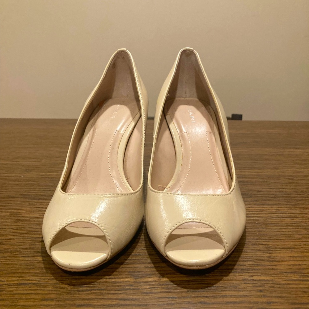 Tahari pump heels. Size 7